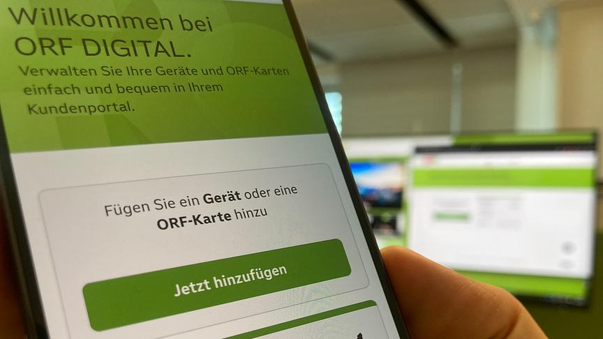 Im Vordergrund ist das Kundenportal am Handy und im Hintergrund am Laptop zu sehen.