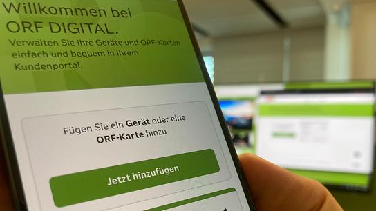 Im Vordergrund ist das Kundenportal am Handy und im Hintergrund am Laptop zu sehen.