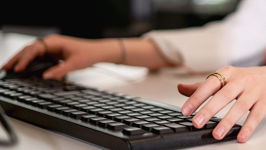 Eine Hand auf einer Tastatur, die andere auf einer einer Computer-Maus