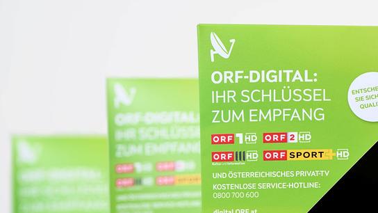Drei TV-Geräte, wie sie im Fachhandel zu finden sind. Sie sind mit grünen Monitorecken mit ORF DIGIAL DIREKT-Branding gekennzeichnet.